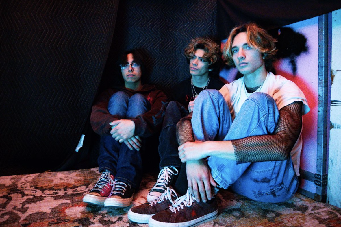 Willowake’s “Dog” Captures A Feeling Of Disorientation