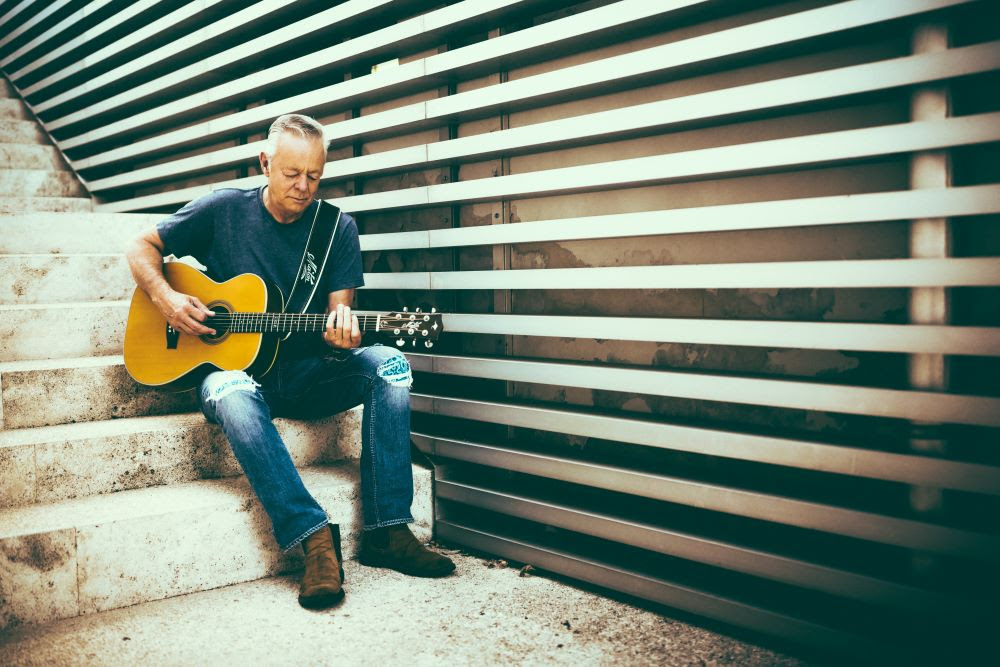 Watch Tommy Emmanuel’s New Live Video For “Bella Soave”