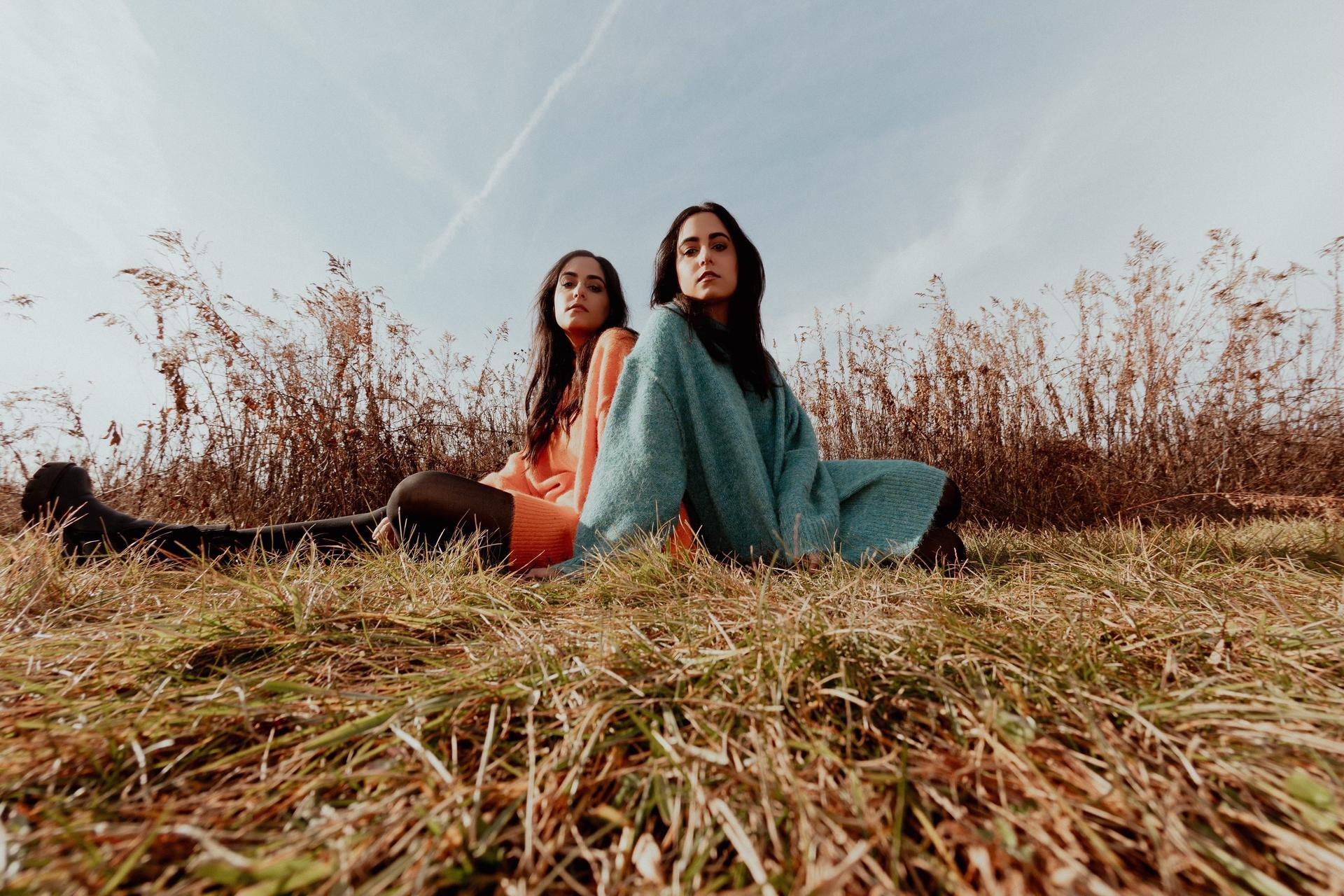 Lullanas Combines The Soothing & The Heavy For ‘Pretty Lies & Time Machines’