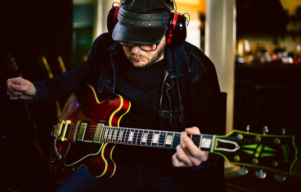 Rob McNelley’s “Right Back To You” Builds On Experience As A Guitarist With Dolly Parton, Bob Seger, And More