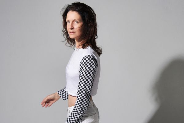 Tracy Bonham Extends Solace To The LGBTIA+ Community With The Track “Safe With Me”