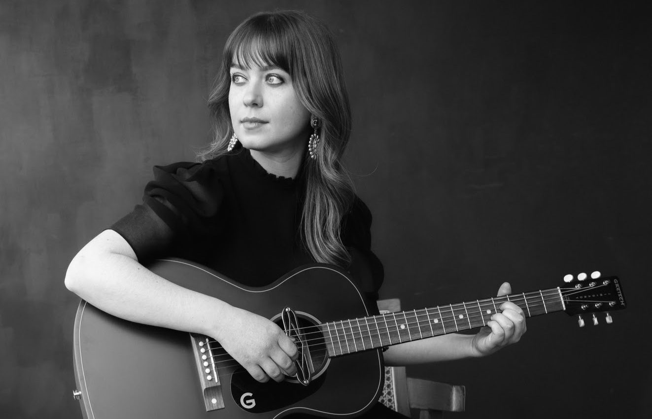 Video Premier: Justine Giles Finds Healing Solitude For “Past Life”