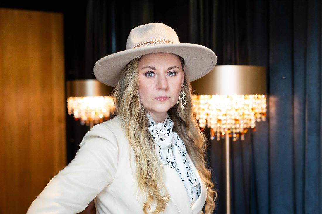 Watch Joanne Shaw Taylor Play An Acoustic Version Of “Grayer Shade Of Blue”