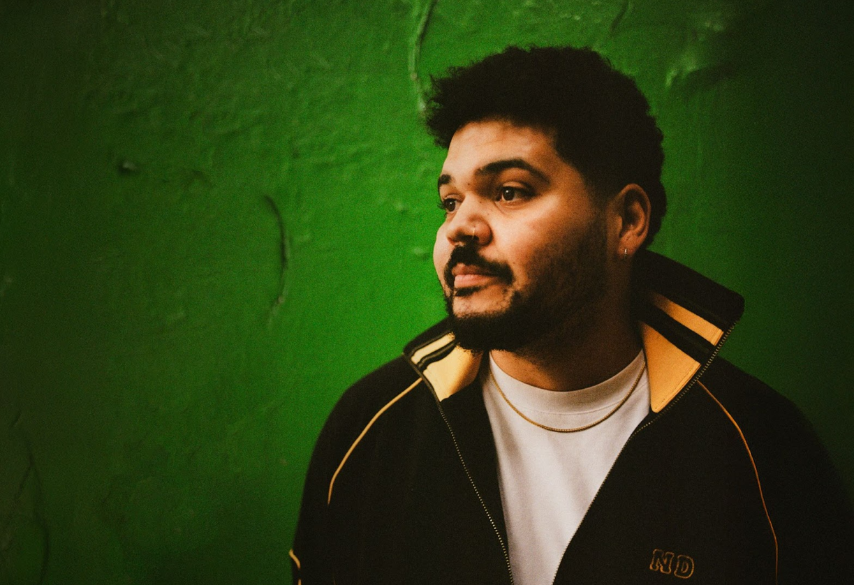 Ruthven Brings Live Show Energy To “Kiss Goodnight”