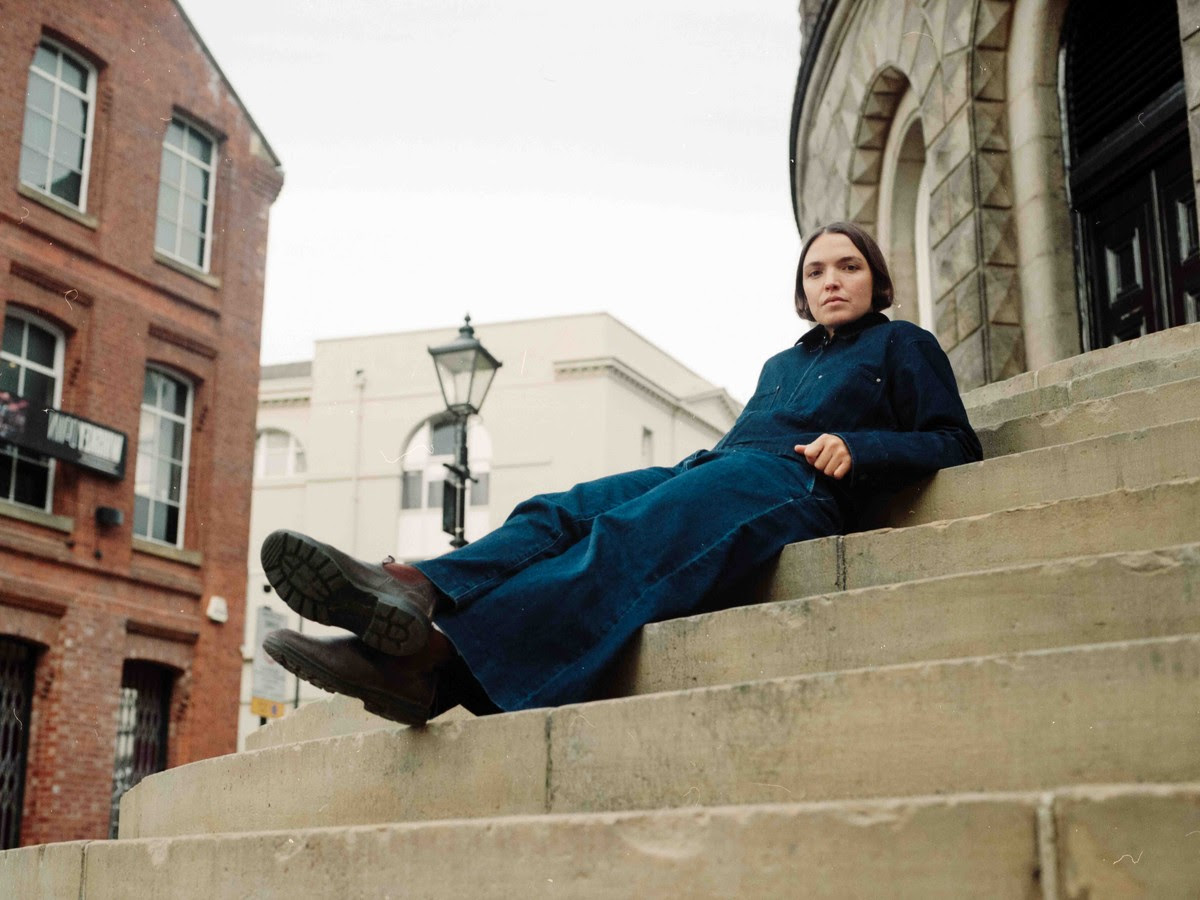 Olive Jones Recommends Letting Go Of Baggage With “Colour On The Wall”