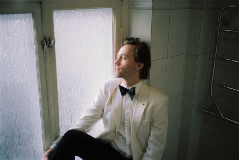Sondre Lerche’s ‘Acrobats’ Defiantly Searches For Love In A Time Of Global Unrest